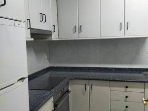 Cuina de Apartament de lloguer en A Coruña Capital  amb Forn i Rentadora