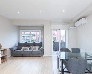 Sala d'estar de Apartament en venda en  Barcelona Capital amb Aire condicionat i Balcó