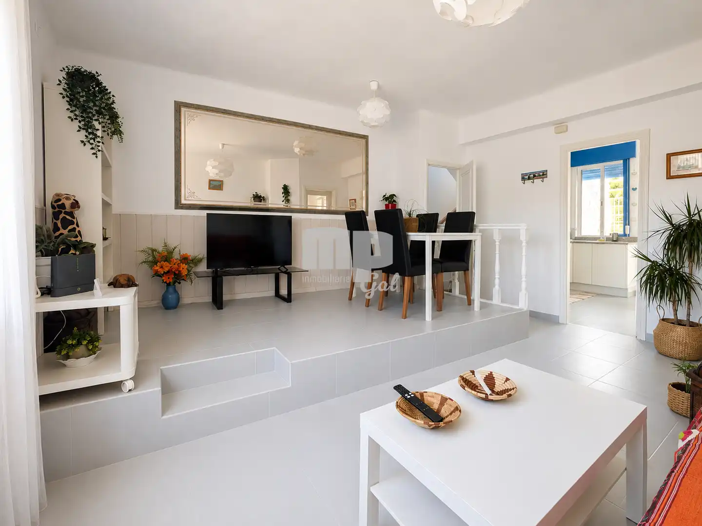 Sala d'estar de Casa o xalet en venda en Cangas  amb Calefacció, Jardí privat i Parquet