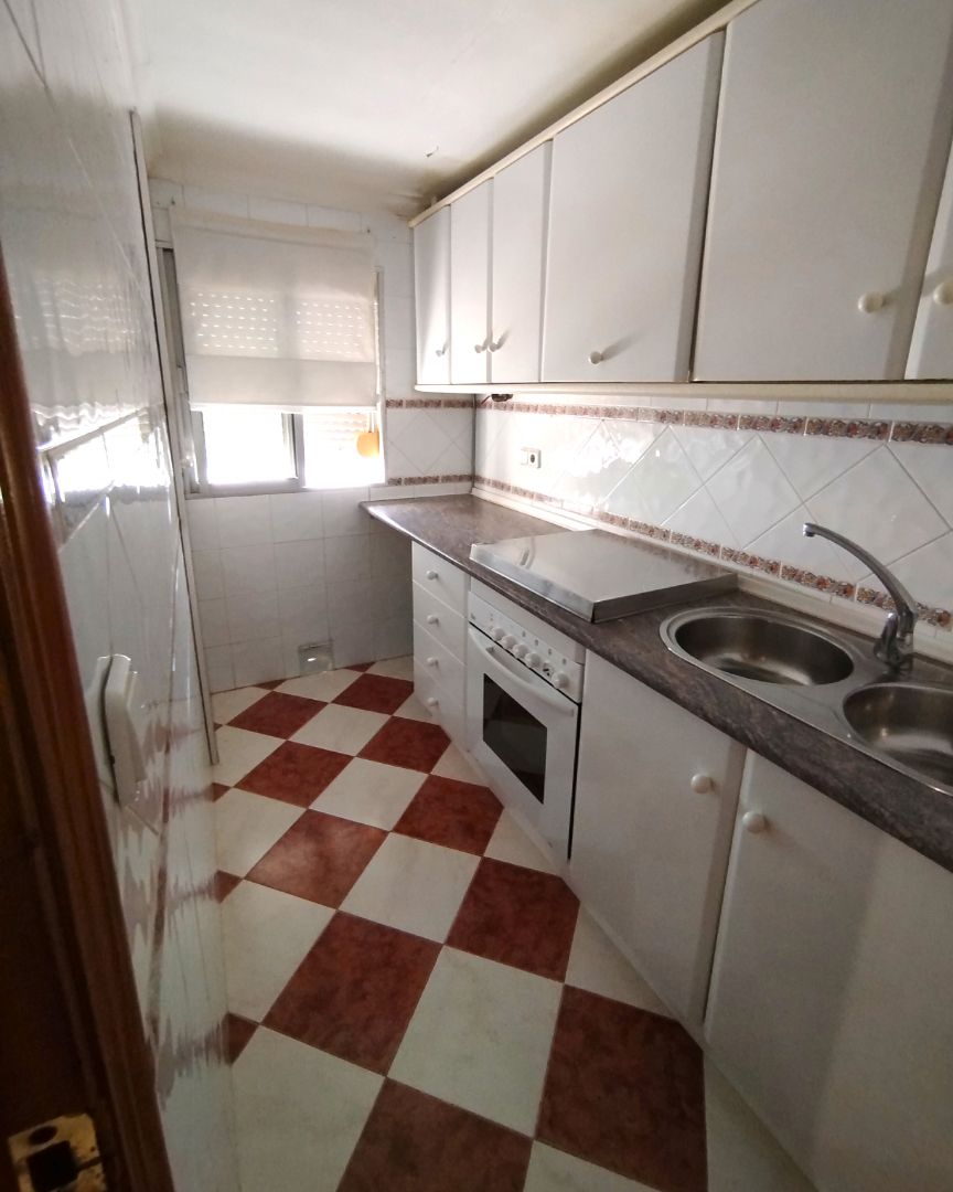 Cuina de Pis en venda en Lora del Río amb Aire condicionat i Terrassa