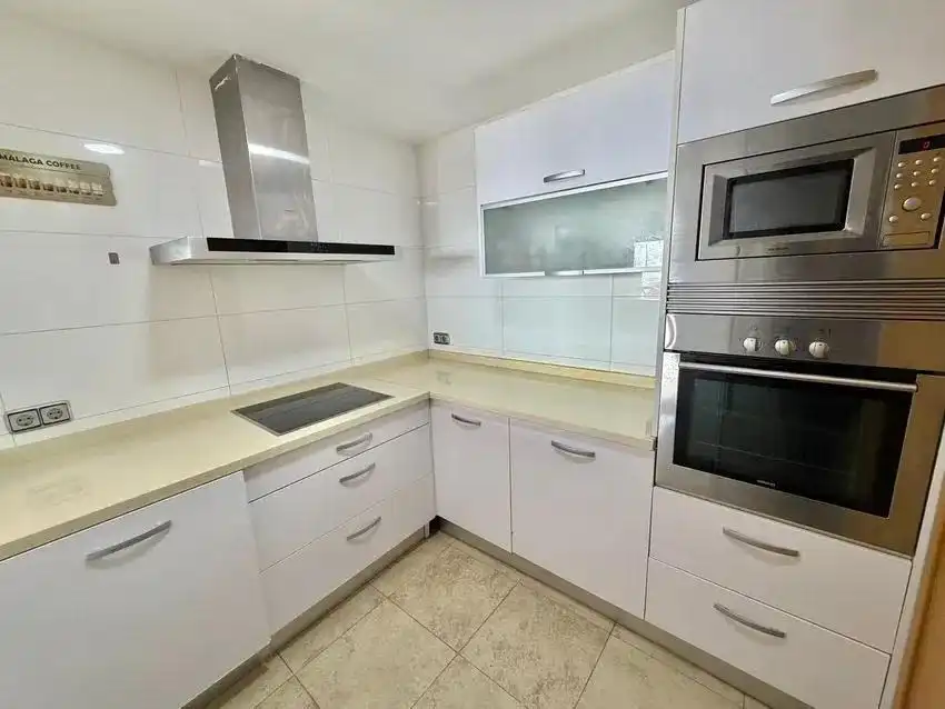 Küche von Maisonette zum Verkauf in Fuengirola mit Klimaanlage, Privatgarten und Terrasse