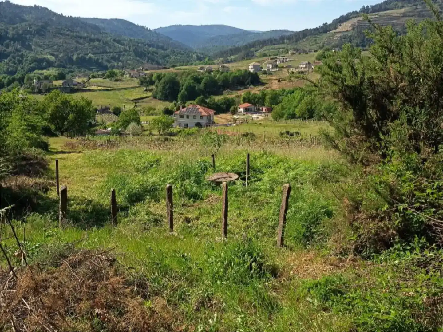 Casa adosada en venda en Leiro amb Jardí privat, Traster i Moblat