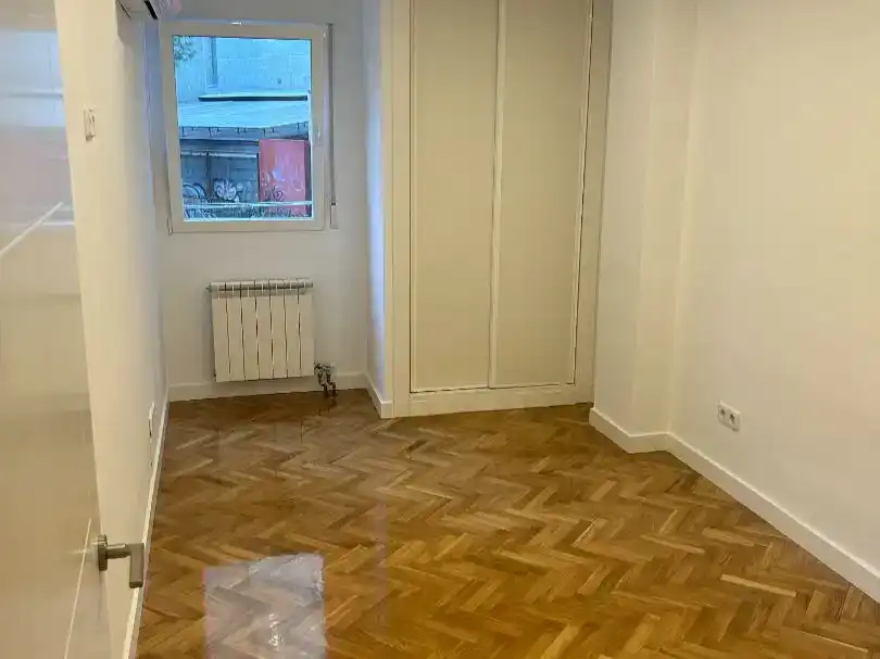 Schlafzimmer von Wohnung zur Miete in  Madrid Capital mit Klimaanlage und Balkon