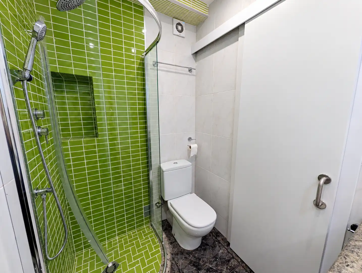 Baño de Piso en venta en Badalona con Aire acondicionado, Calefacción y Horno