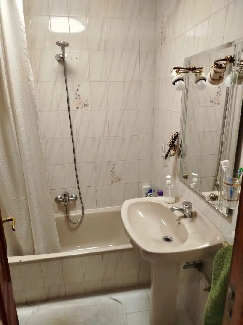 Baño de Piso de alquiler en Vigo  con Calefacción, Amueblado y Horno