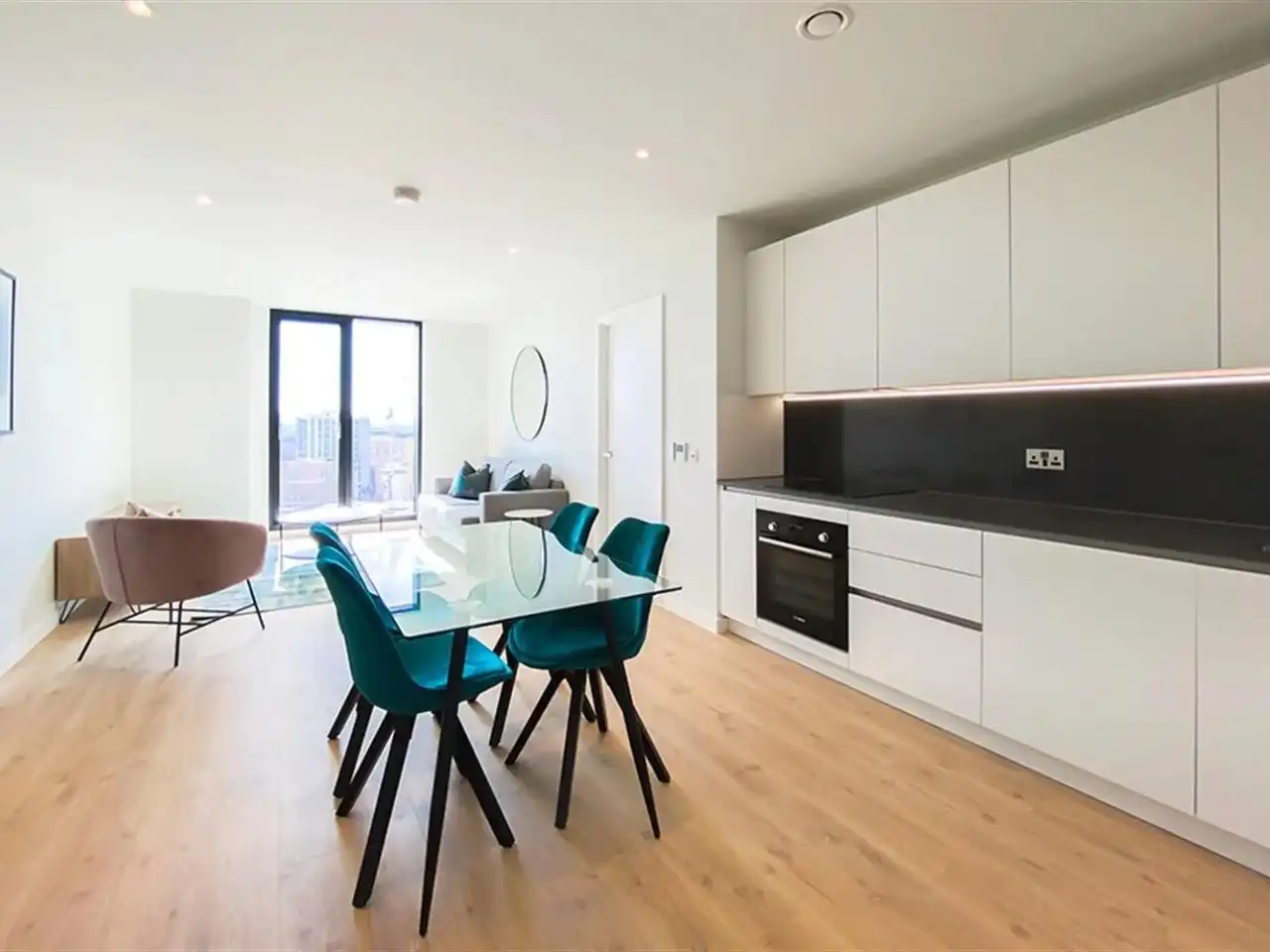 Kitchen of Apartments for share in Casco Antiguo