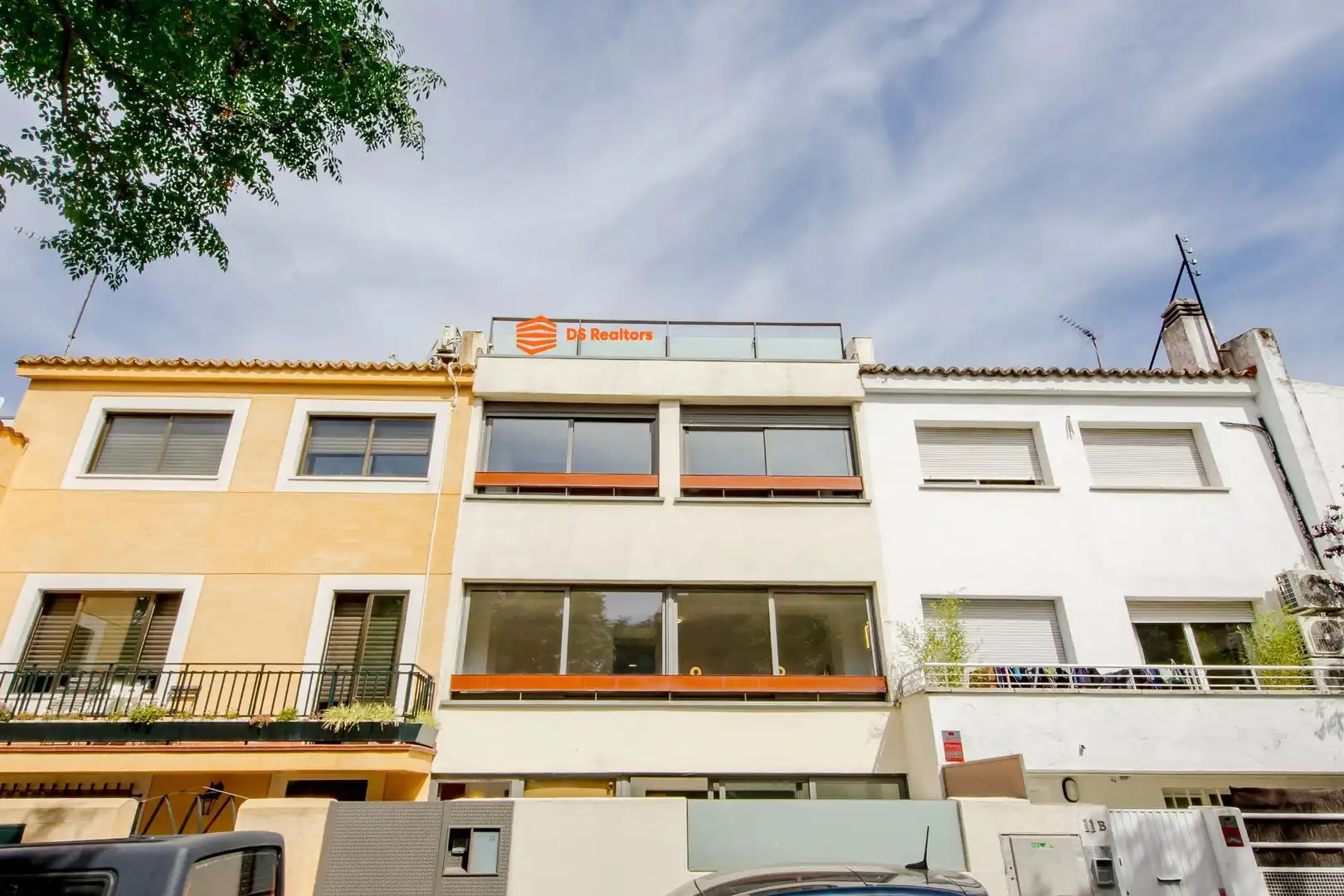 Vista exterior de Casa adosada en venda en Madrid amb Aire condicionat, Calefacció i Terrassa