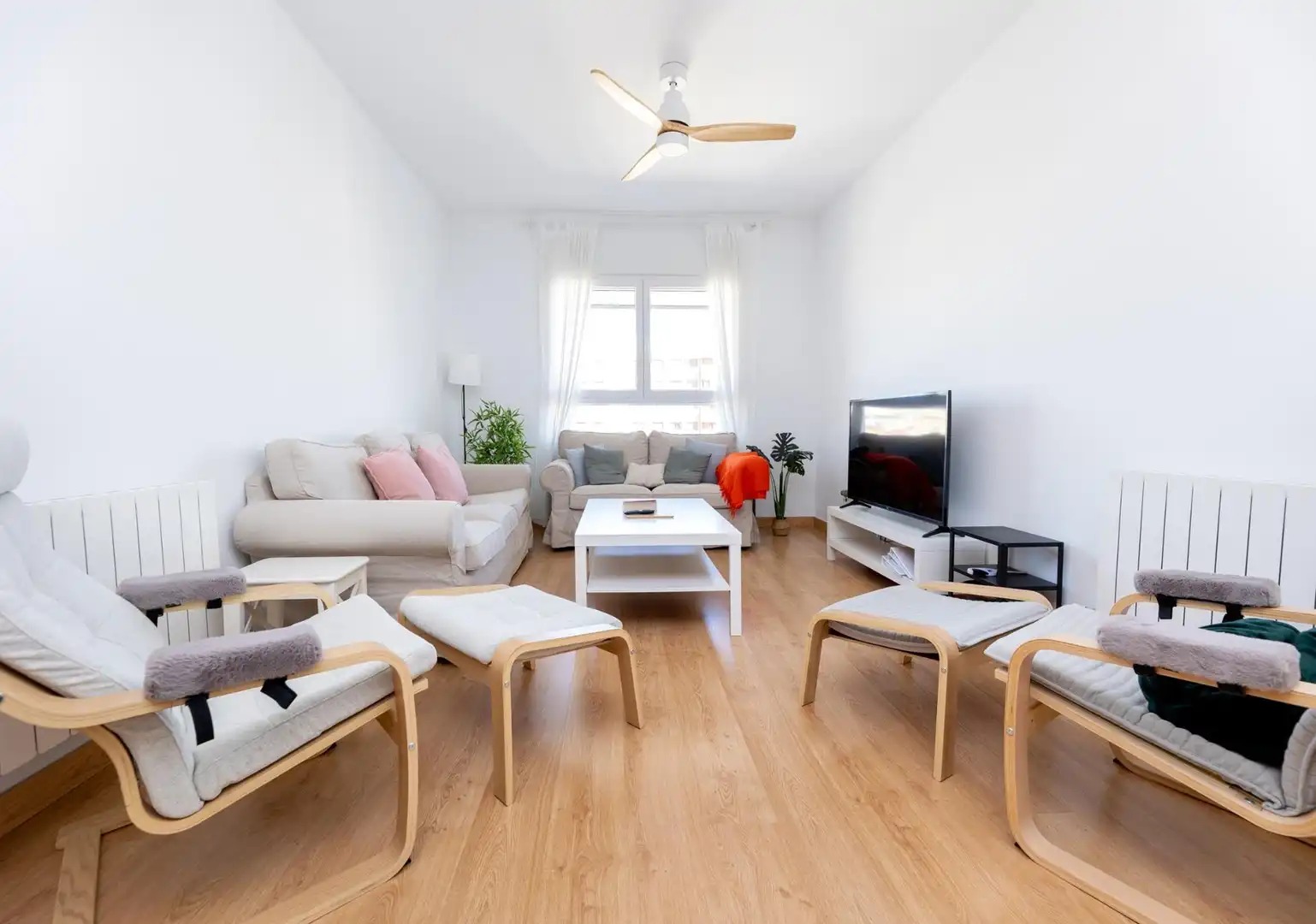 Living room of Flat for sale in Granada  with Air Conditioner, Heating and Community pool