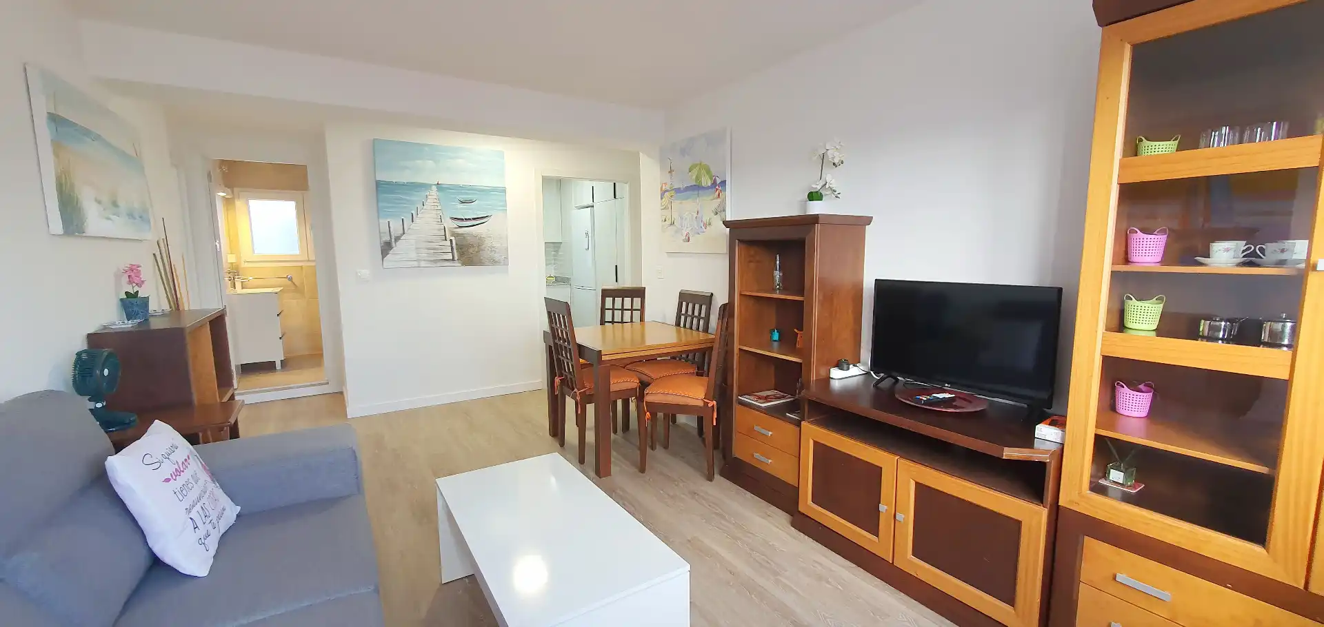 Sala d'estar de Pis de lloguer en Gijón  amb Calefacció, Parquet i Moblat