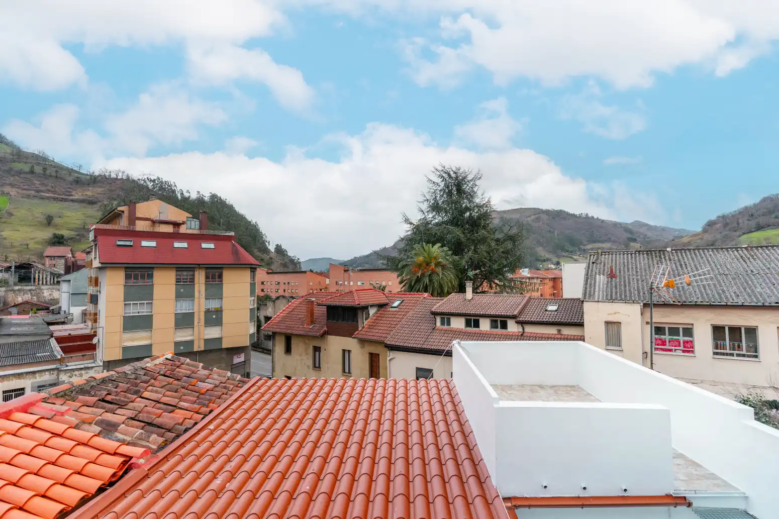 Außenansicht von Einfamilien-Reihenhaus zum Verkauf in Mieres (Asturias) mit Heizung, Terrasse und Abstellraum