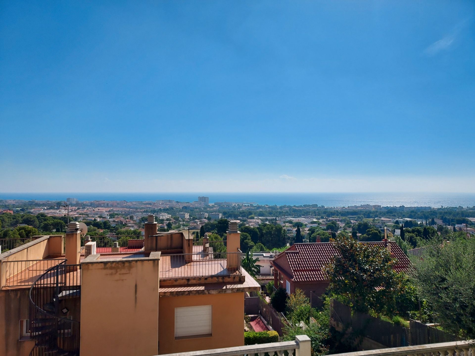Vista exterior de Casa adosada en venda en El Vendrell amb Jardí privat, Terrassa i Piscina