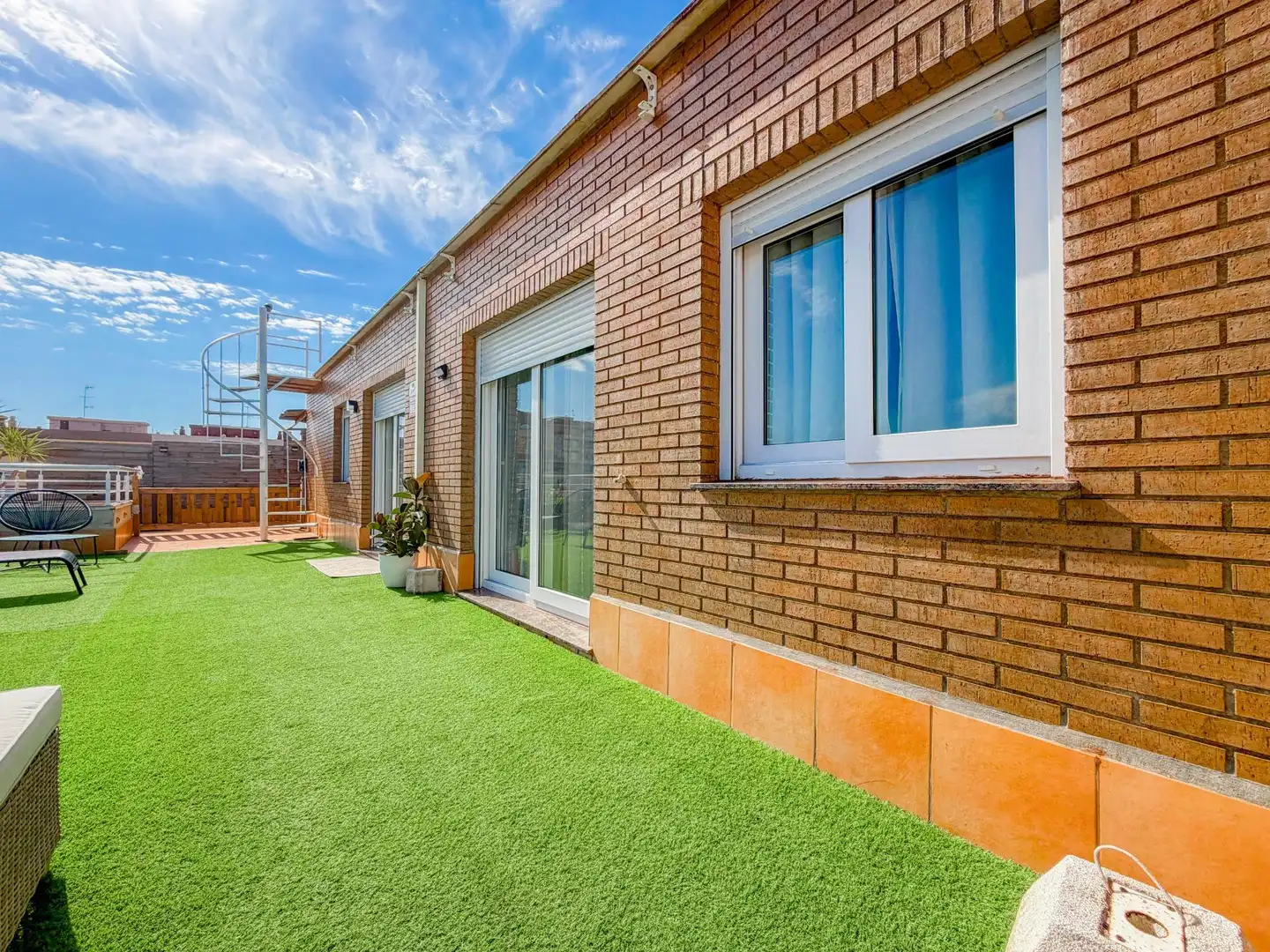 Außenansicht von Dachboden zum Verkauf in Museros mit Klimaanlage, Terrasse und Abstellraum