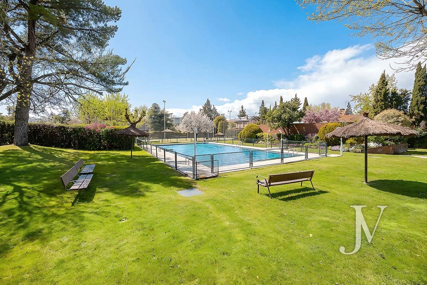Piscina de Piso en venta en  Madrid Capital con Calefacción, Amueblado y Horno