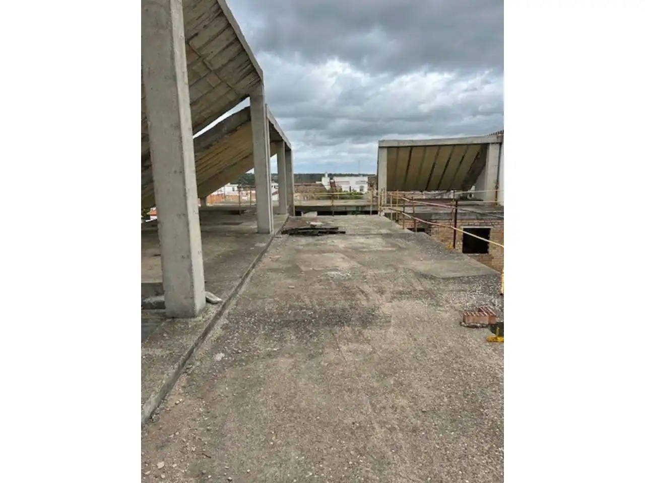 Vista exterior de Edifici en venda en Aznalcóllar