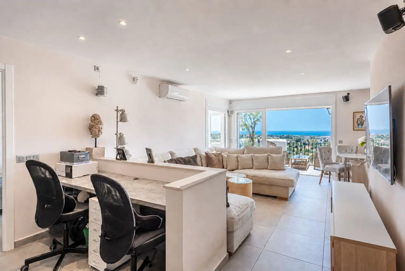 Sala de estar de Apartamento en venta en Benahavís con Aire acondicionado, Calefacción y Jardín privado