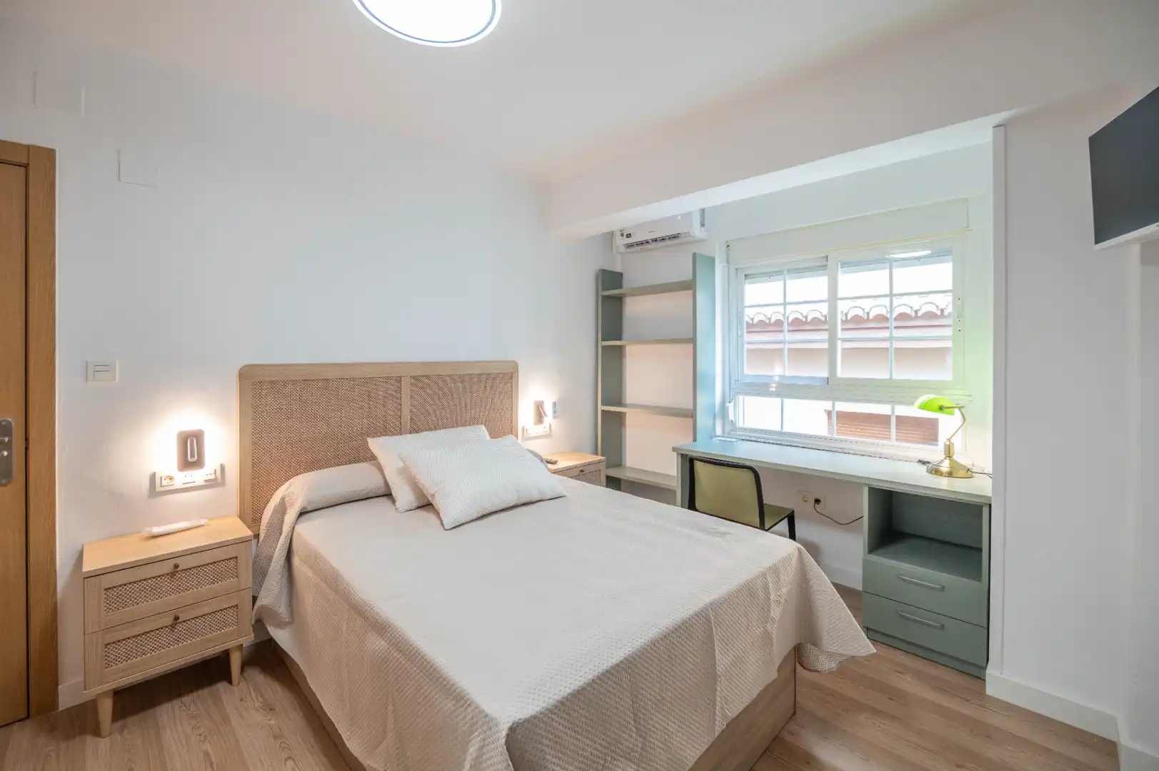 Bedroom of Flat for rent in Granada  with Air Conditioner, Heating and Furnished