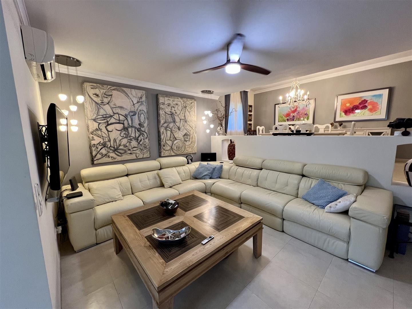 Sala d'estar de Casa adosada en venda en Marbella amb Aire condicionat, Jardí privat i Terrassa
