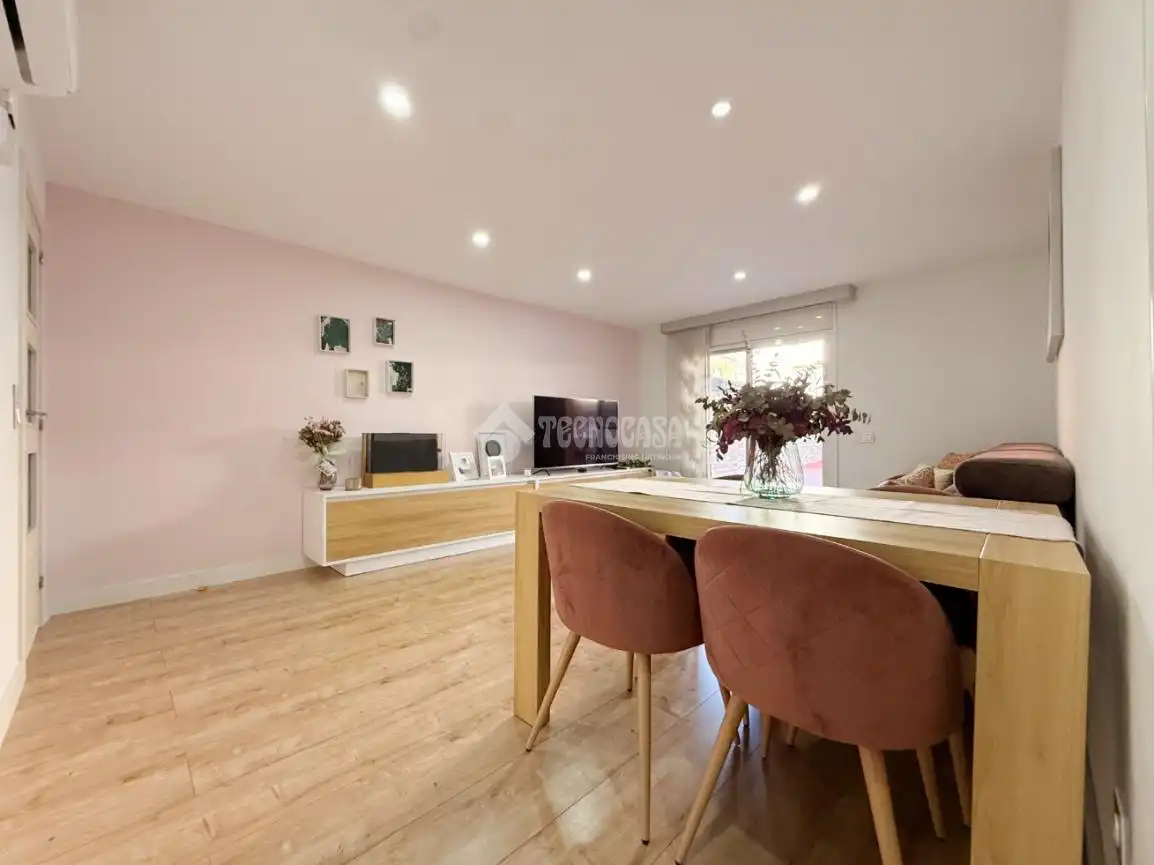 Sala de estar de Piso en venta en Sant Boi de Llobregat con Aire acondicionado, Terraza y Trastero