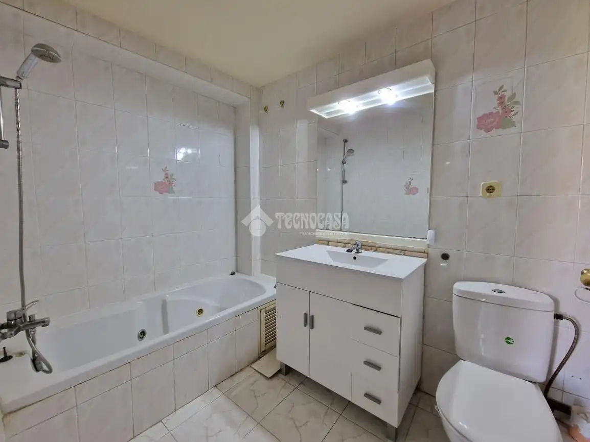 Baño de Piso en venta en Madrid con Calefacción y Balcón