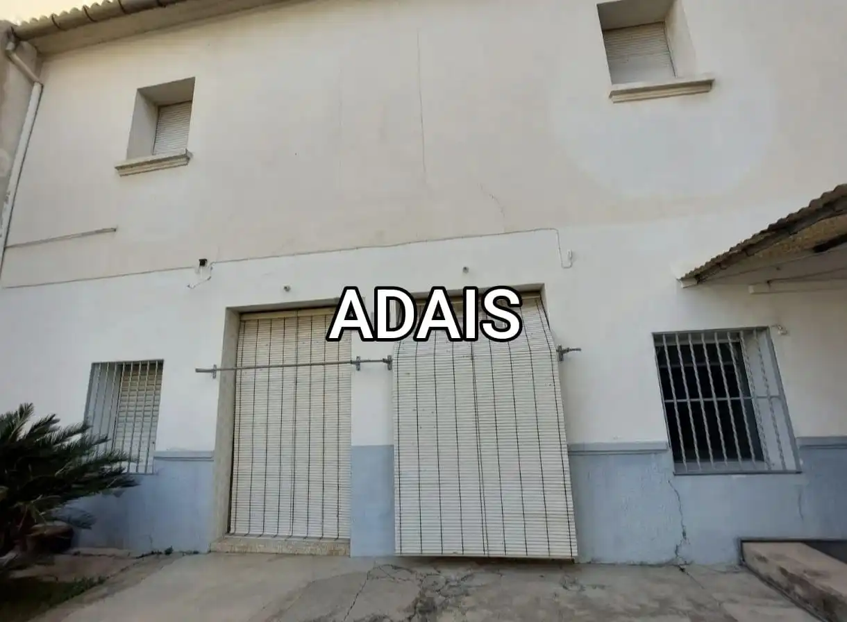 Casa amb jardí en venda a Avinguda Sant Cristòfol 1