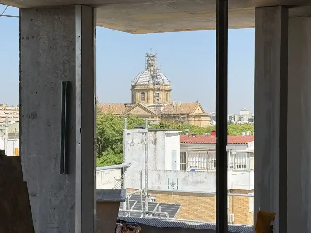 Vista exterior de Pis en venda en  Sevilla Capital amb Aire condicionat