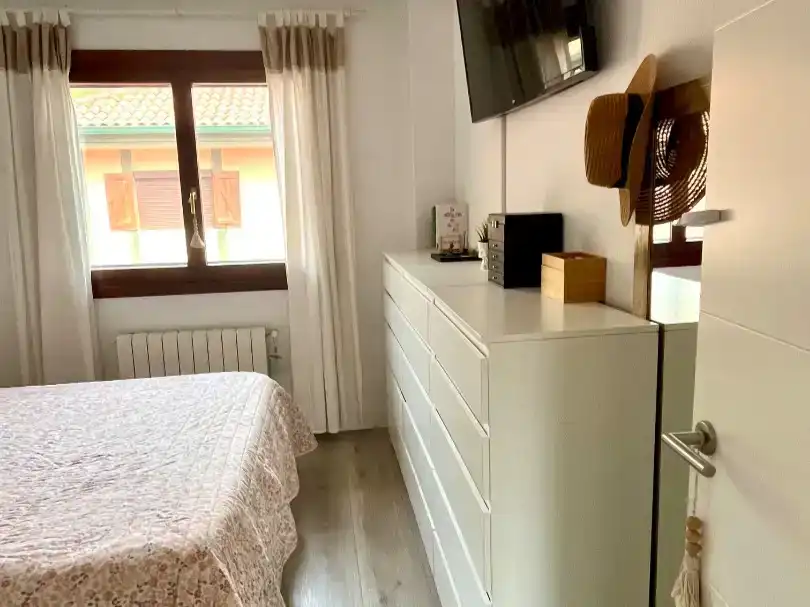 Dormitori de Casa adosada en venda en Castro-Urdiales amb Piscina
