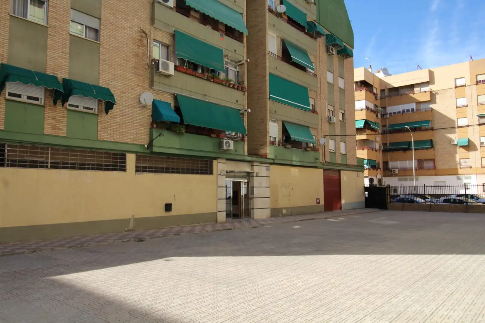 Vista exterior de Piso de alquiler en Granada con Aire acondicionado, Calefacción y Jardín privado