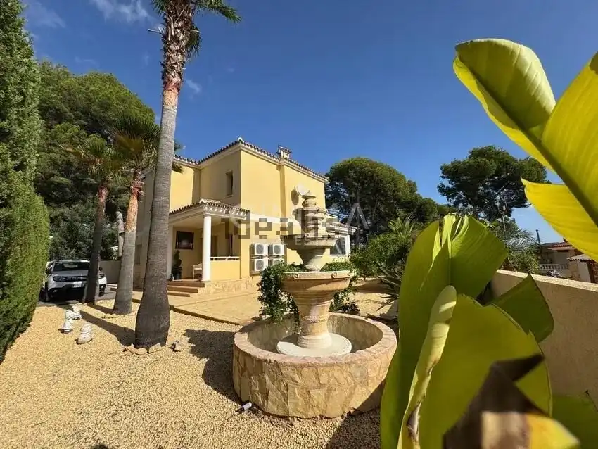 Vista exterior de Casa o xalet en venda en La Nucia amb Aire condicionat, Calefacció i Jardí privat