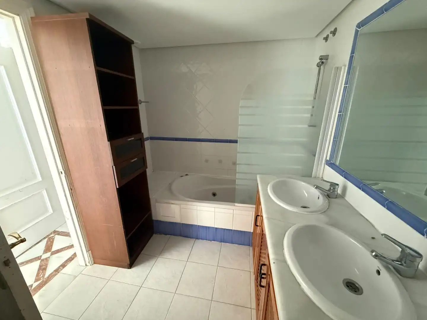 Baño de Dúplex en venta en Marbella con Calefacción, Terraza y Piscina comunitaria