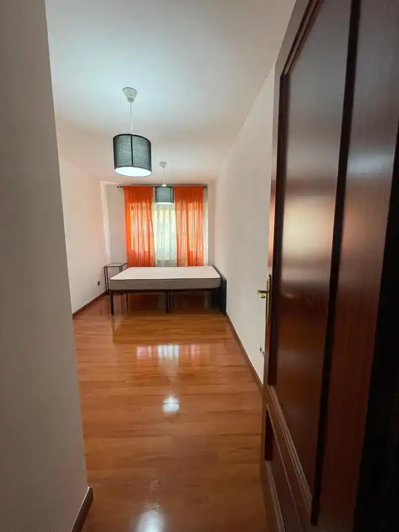 Bedroom of Flat for share in Parla  with Parquet flooring, Swimming Pool and Furnished