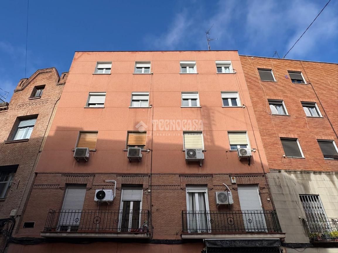 Vista exterior de Local en venda en  Madrid Capital amb Calefacció