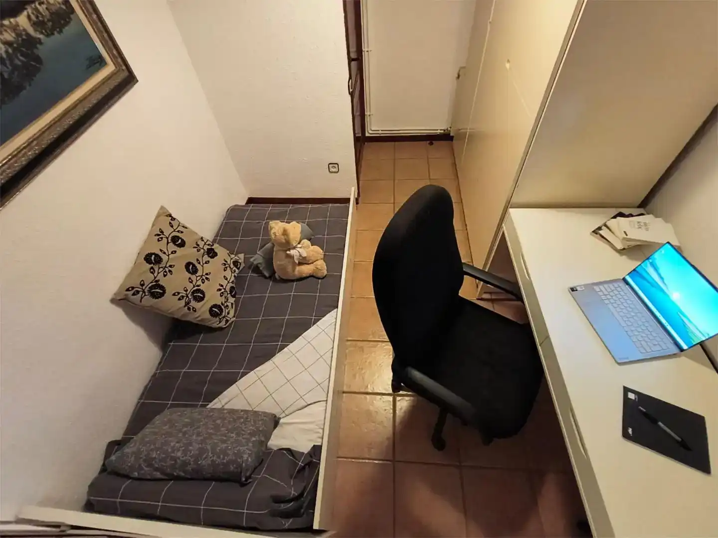 Dormitori de Pis per a compartir en Esplugues de Llobregat amb Parquet i Moblat