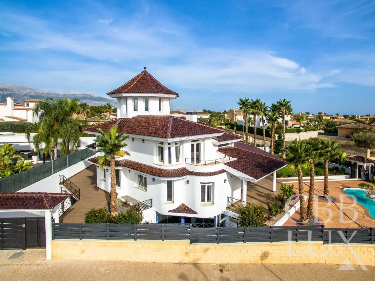 Chalet con terraza en venta en Pueblo - Urbanizaciones, imagen 3