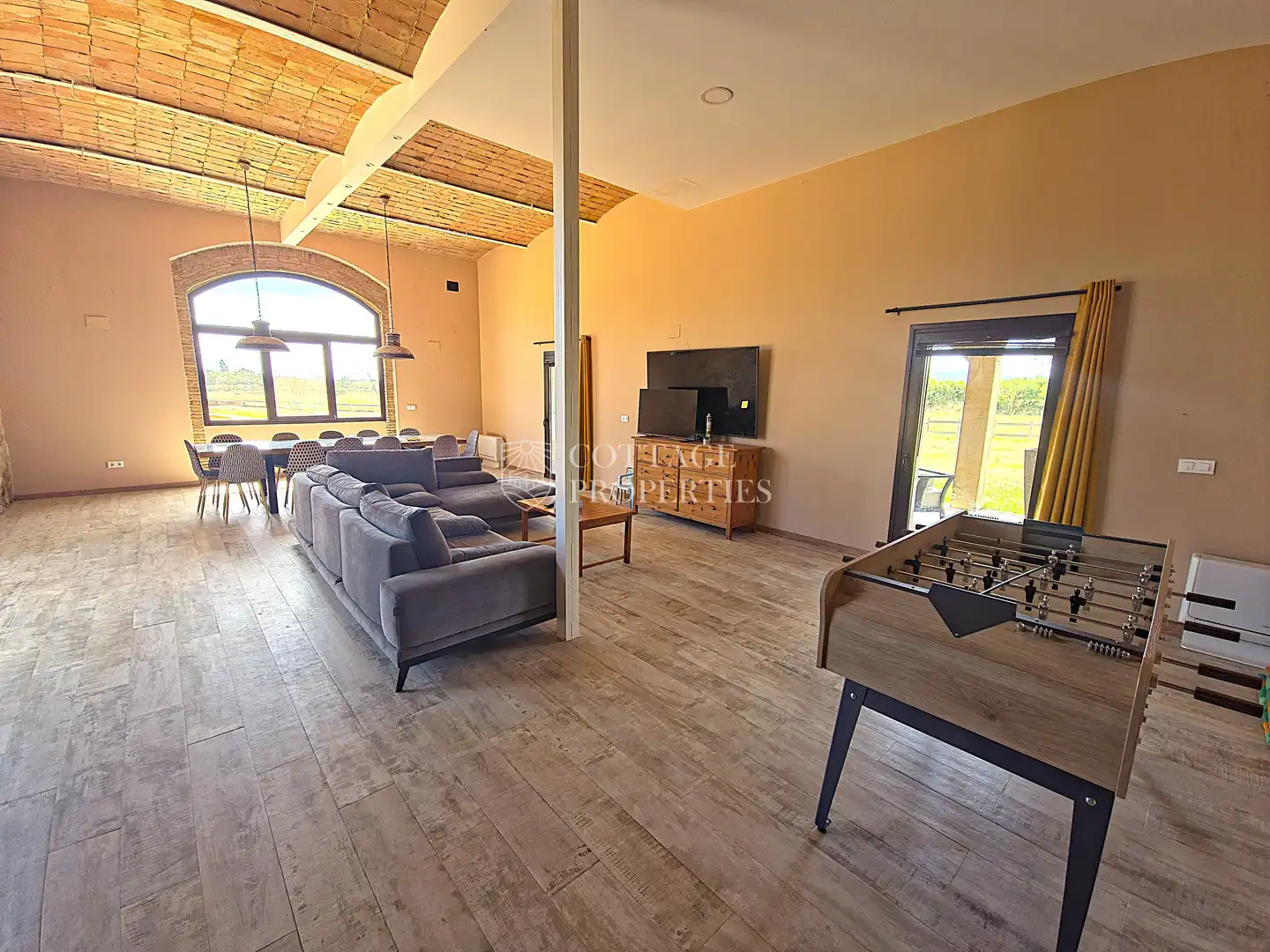 Sala d'estar de Finca rústica en venda en Roses amb Aire condicionat, Calefacció i Jardí privat