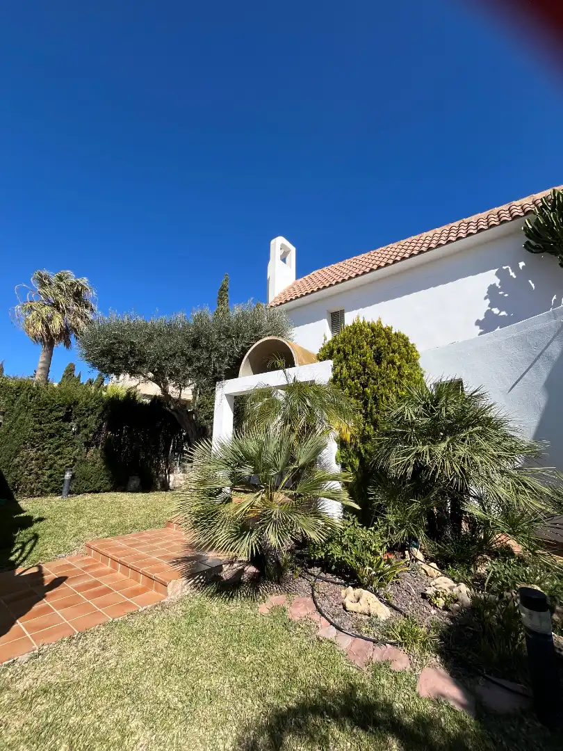Vista exterior de Casa o xalet en venda en Orihuela amb Jardí privat, Terrassa i Piscina