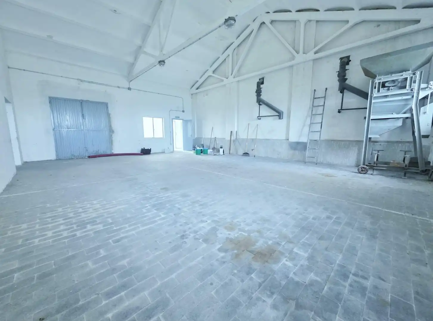 Industrial buildings for sale in Cantiveros