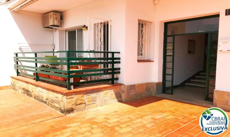 Terrassa de Pis en venda en Roses amb Jardí privat, Moblat i Piscina comunitària