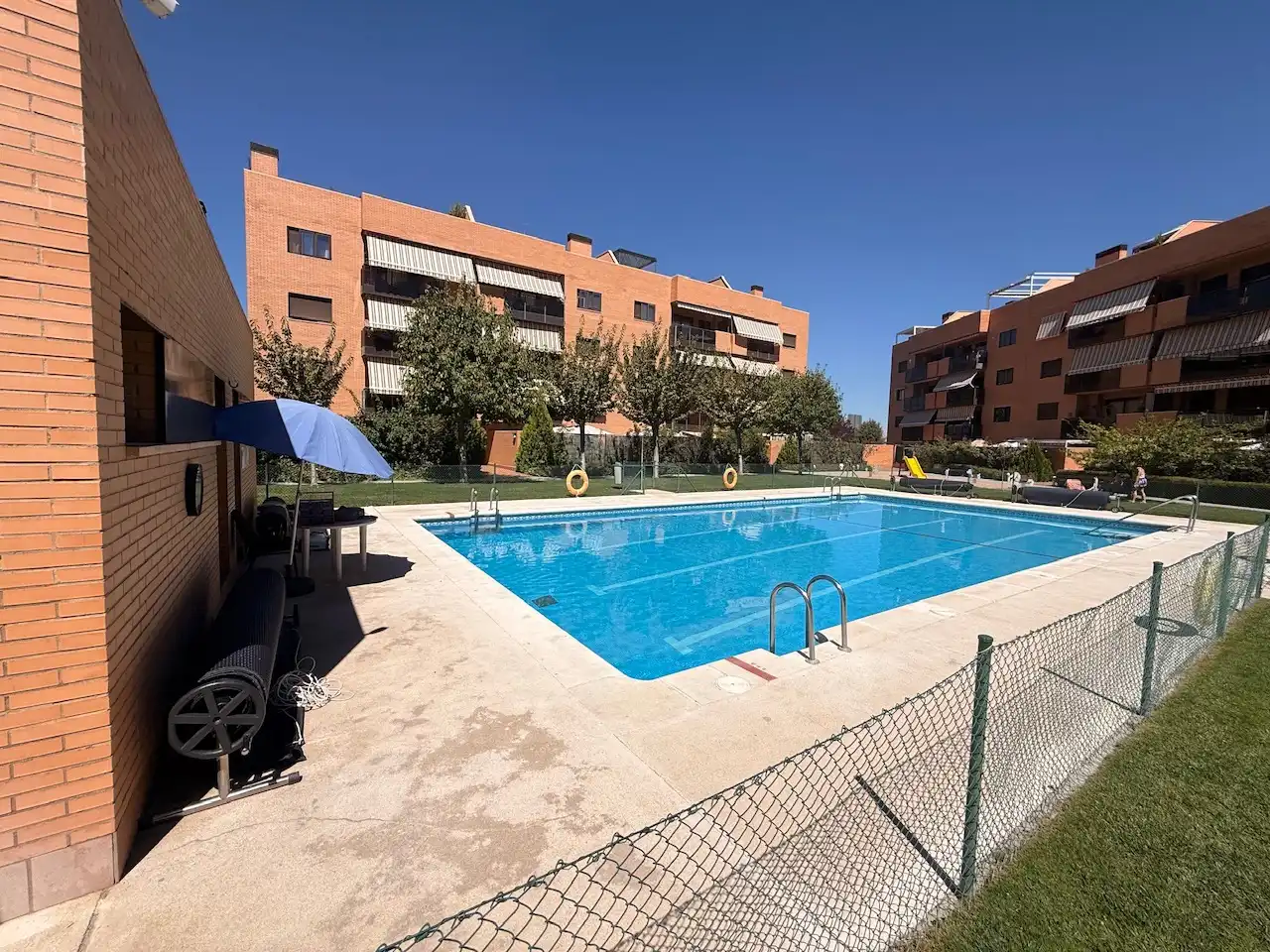 Piscina de Àtic de lloguer en Yebes amb Aire condicionat, Terrassa i Traster