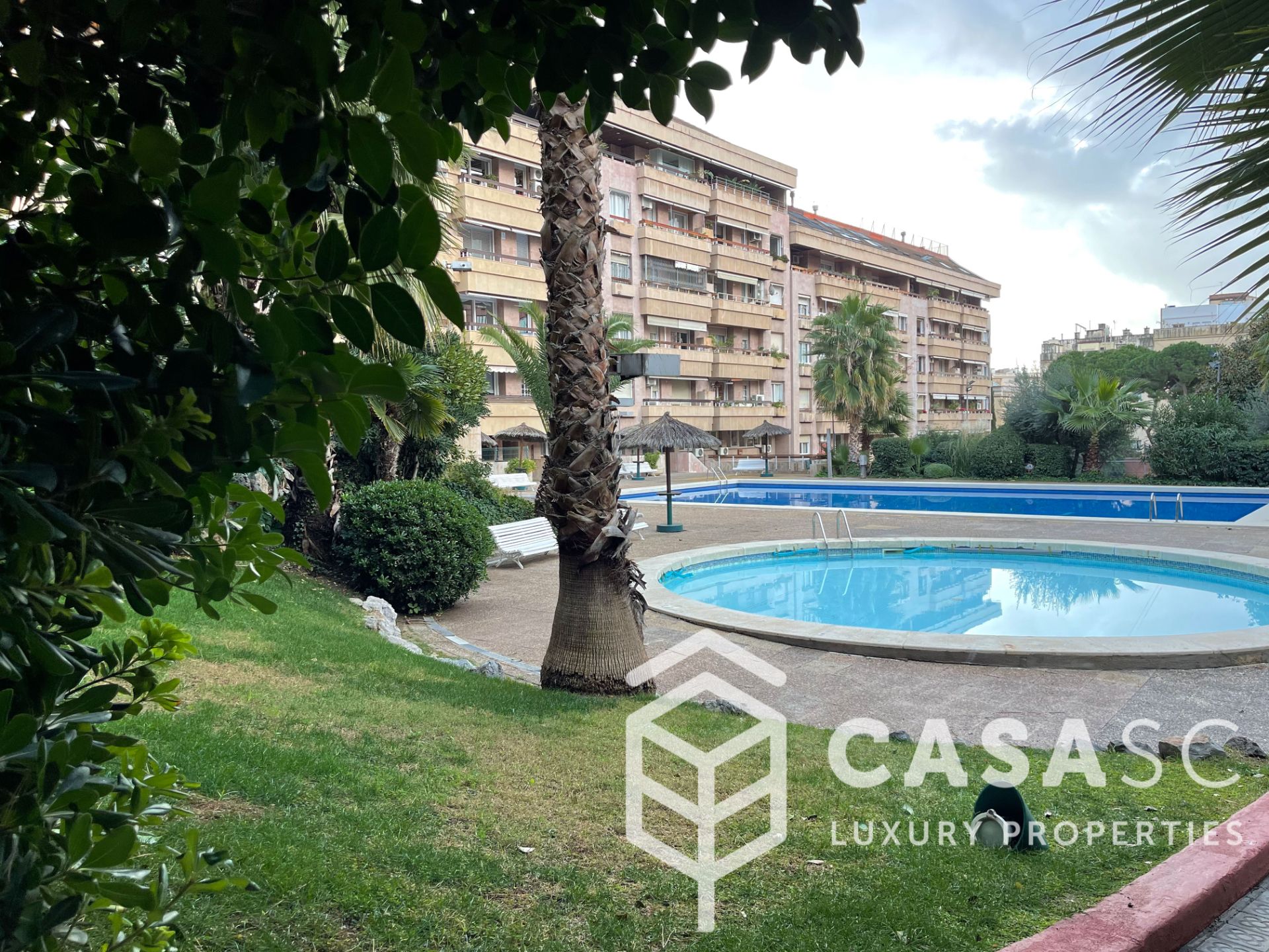 Vista exterior de Pis en venda en  Barcelona Capital amb Calefacció, Parquet i Terrassa