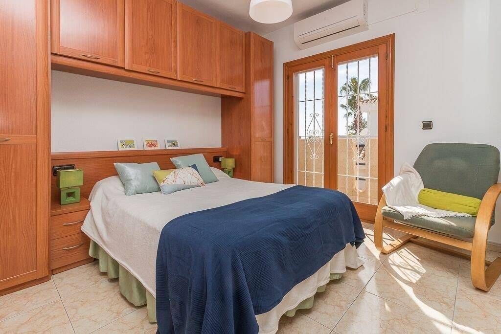 Dormitori de Casa adosada en venda en Orihuela amb Aire condicionat, Calefacció i Jardí privat