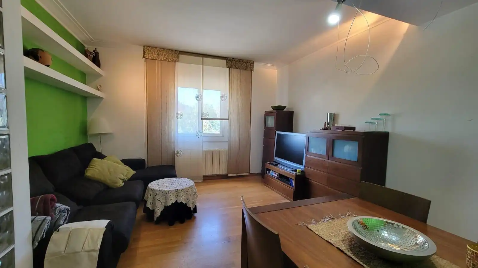 Sala d'estar de Pis en venda en L'Hospitalet de Llobregat amb Aire condicionat, Calefacció i Parquet