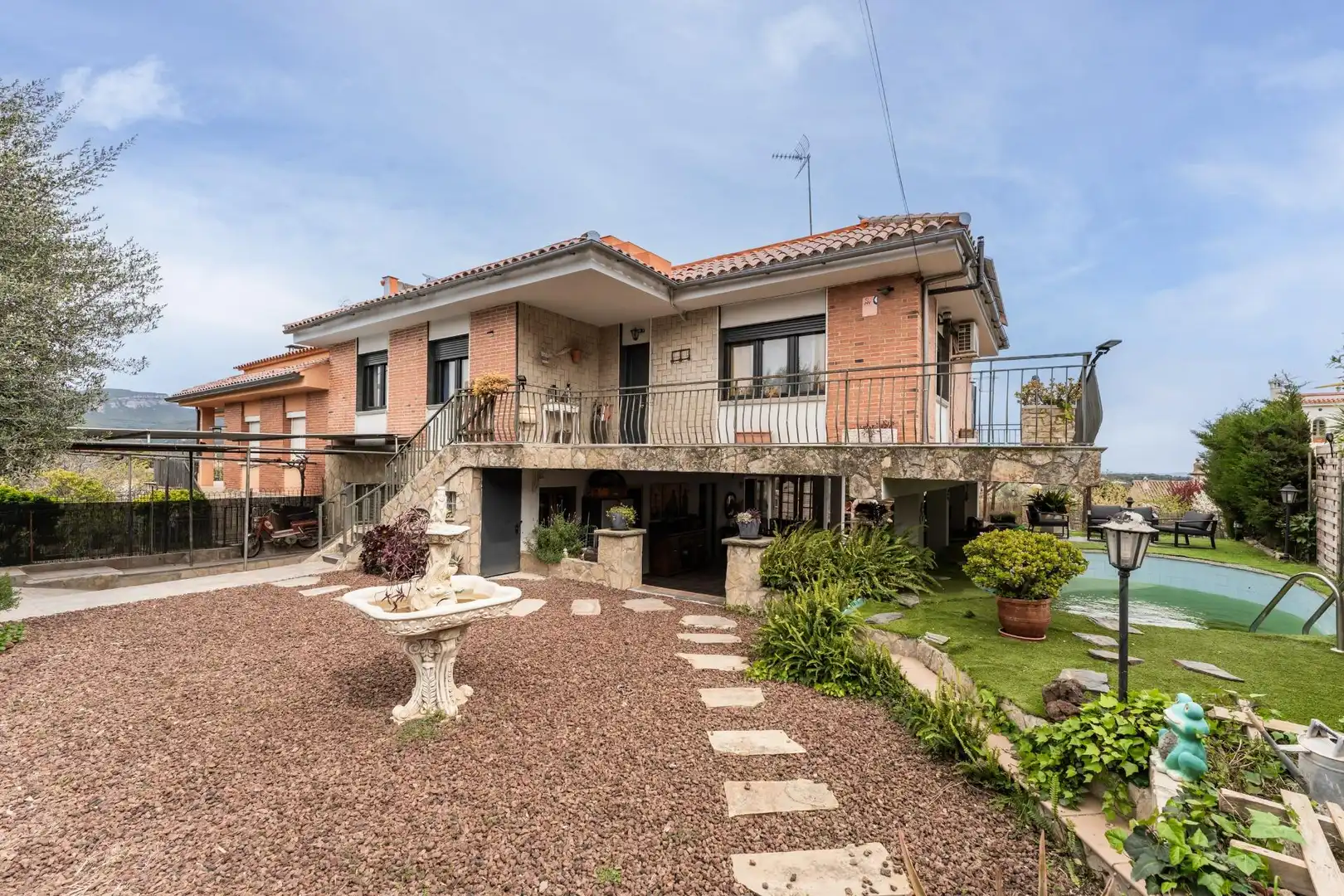 Vista exterior de Casa adosada en venda en Bigues i Riells del Fai amb Aire condicionat, Jardí privat i Terrassa