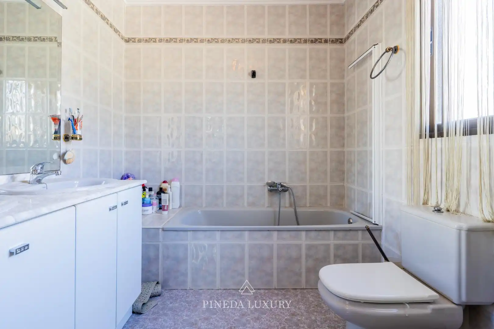 Bathroom of Houses for sale in L'Eliana