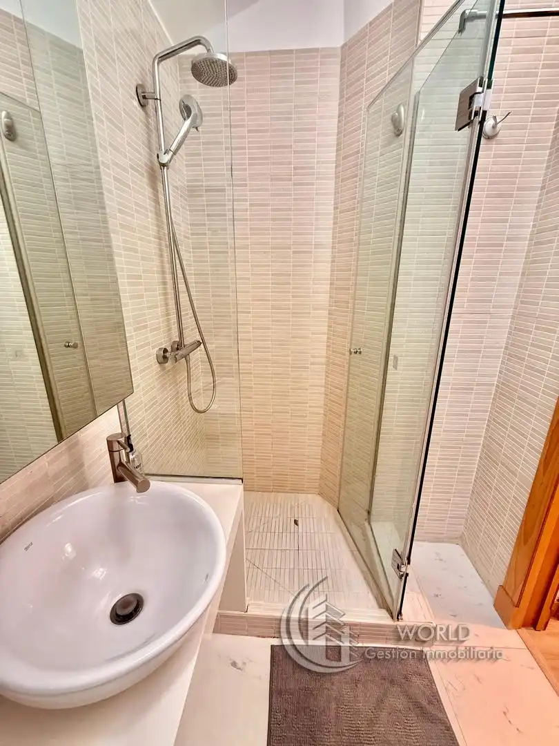 Badezimmer von Dachboden zum Verkauf in Madrid mit Klimaanlage, Heizung und Terrasse