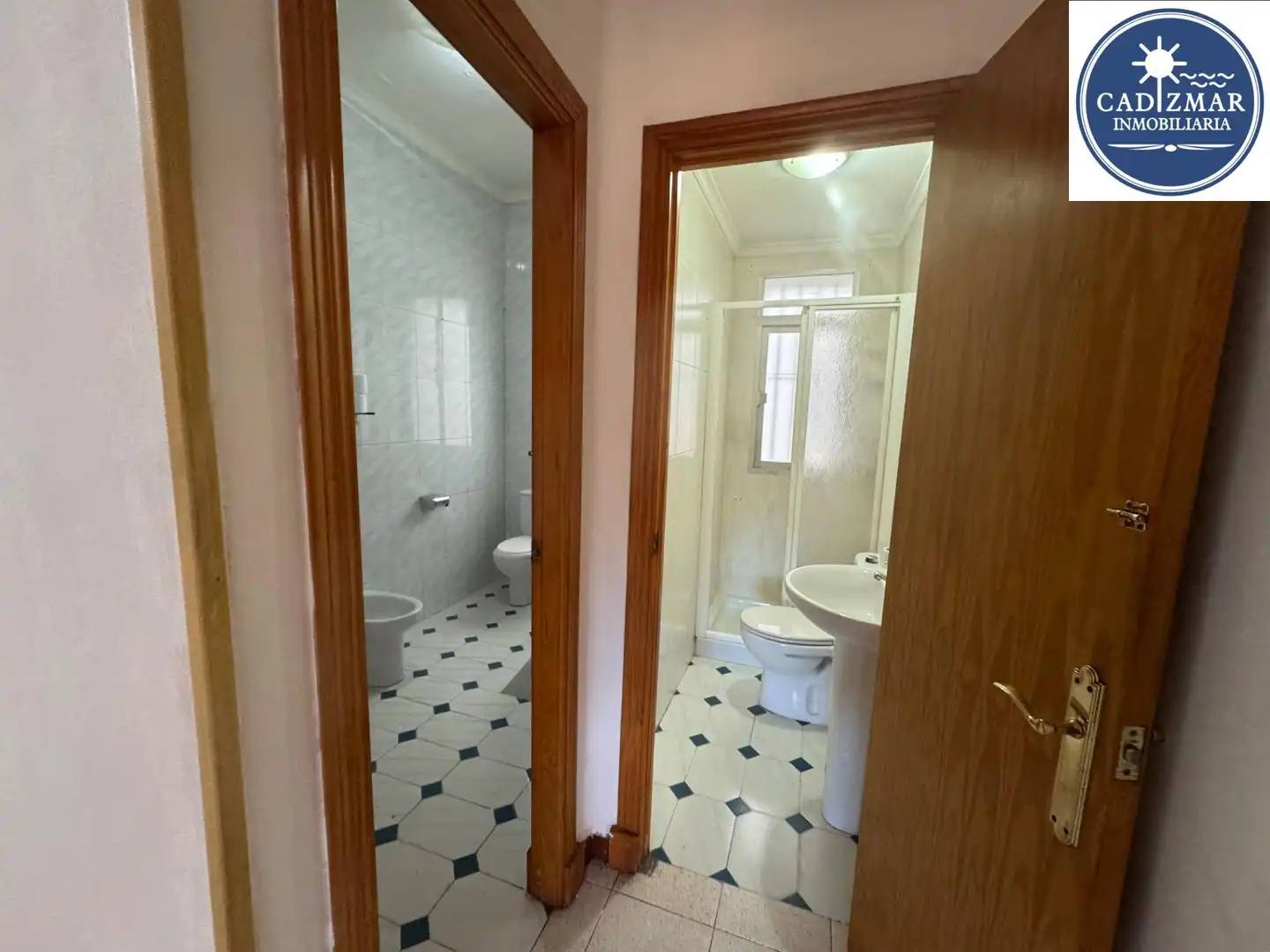 Bathroom of Ground floor for sale in Cádiz  with Storage room, Balcony and Alarm