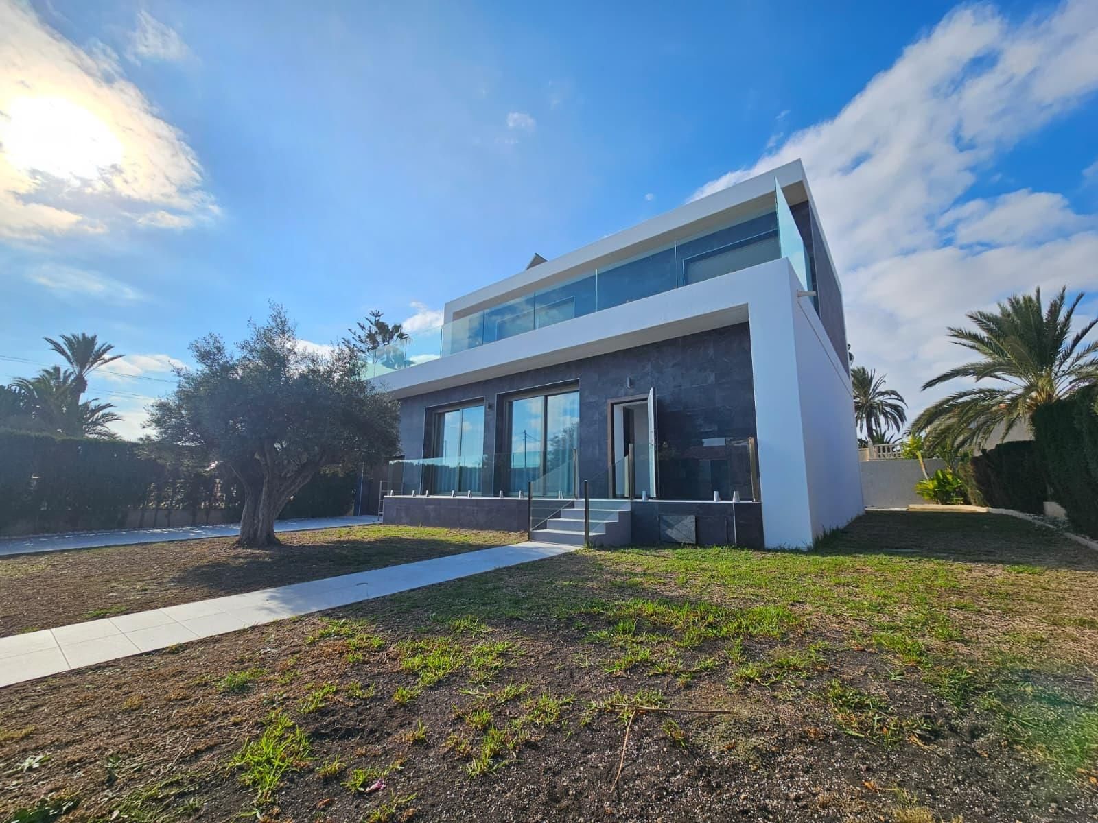 Vista exterior de Casa o xalet en venda en Torrevieja amb Aire condicionat, Jardí privat i Terrassa