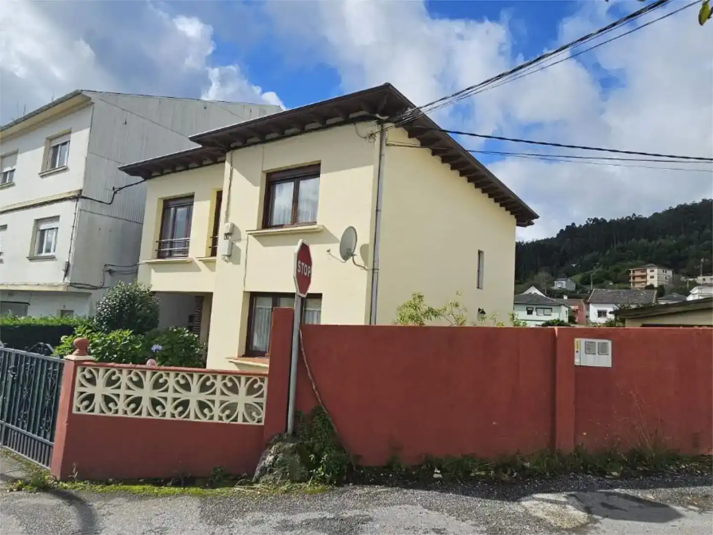 Vista exterior de Casa o xalet en venda en Viveiro amb Jardí privat, Parquet i Moblat