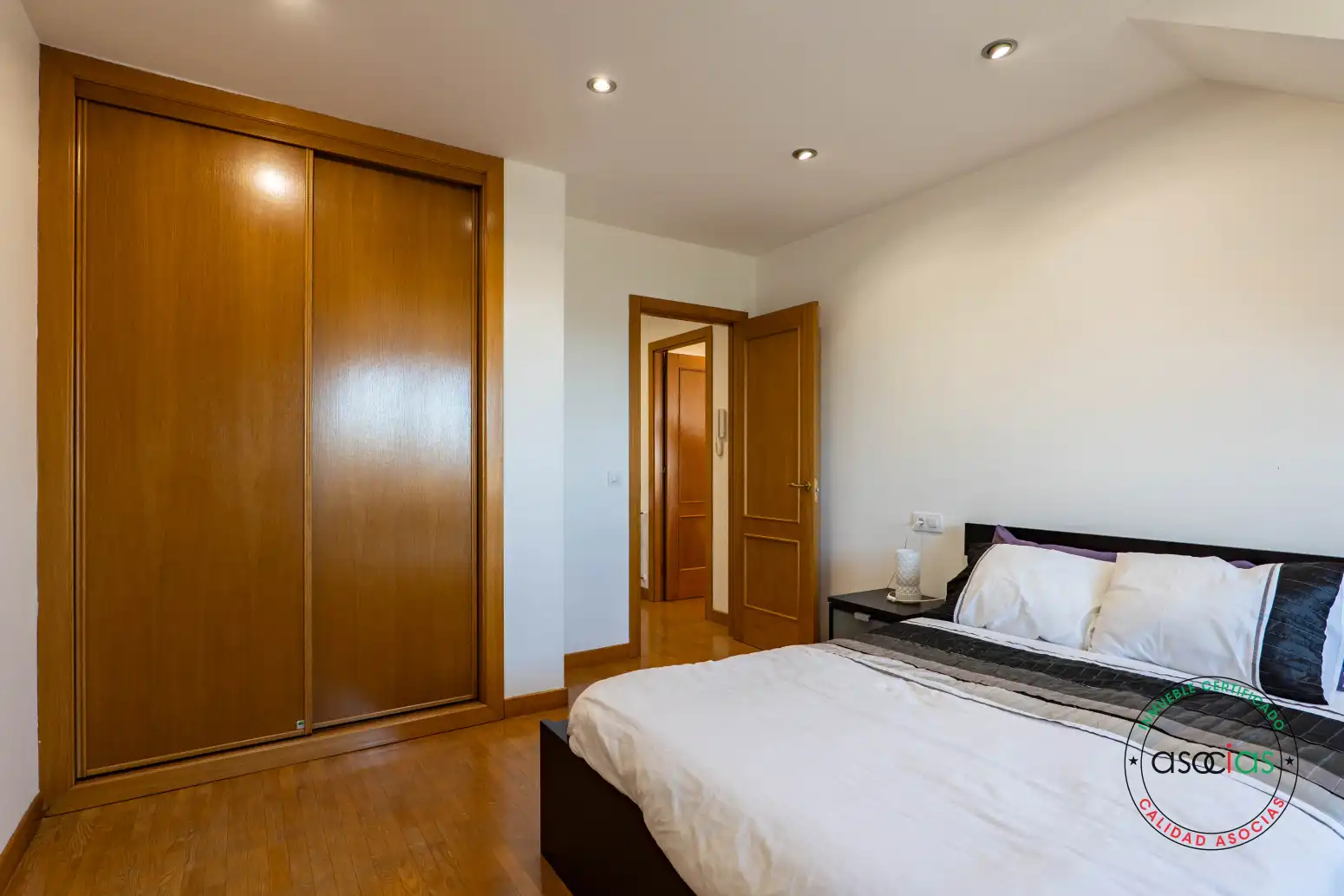 Habitación de Piso en venta en Gijón  con Calefacción, Parquet y Trastero
