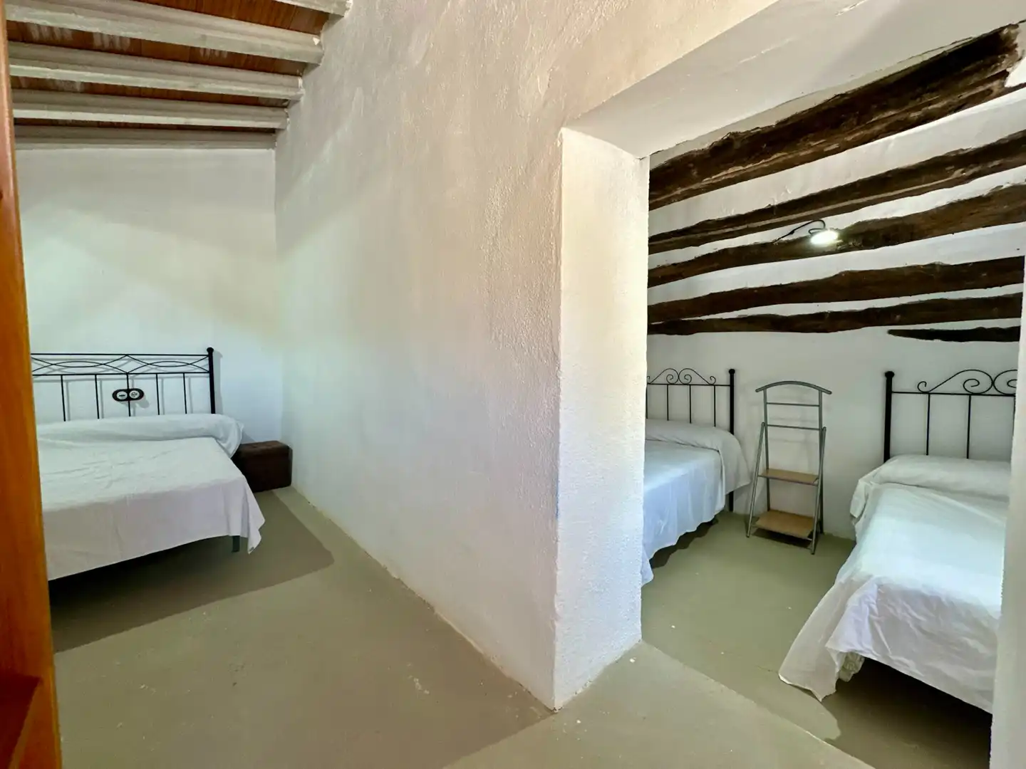 Dormitori de Finca rústica en venda en Sierro amb Aire condicionat, Calefacció i Jardí privat