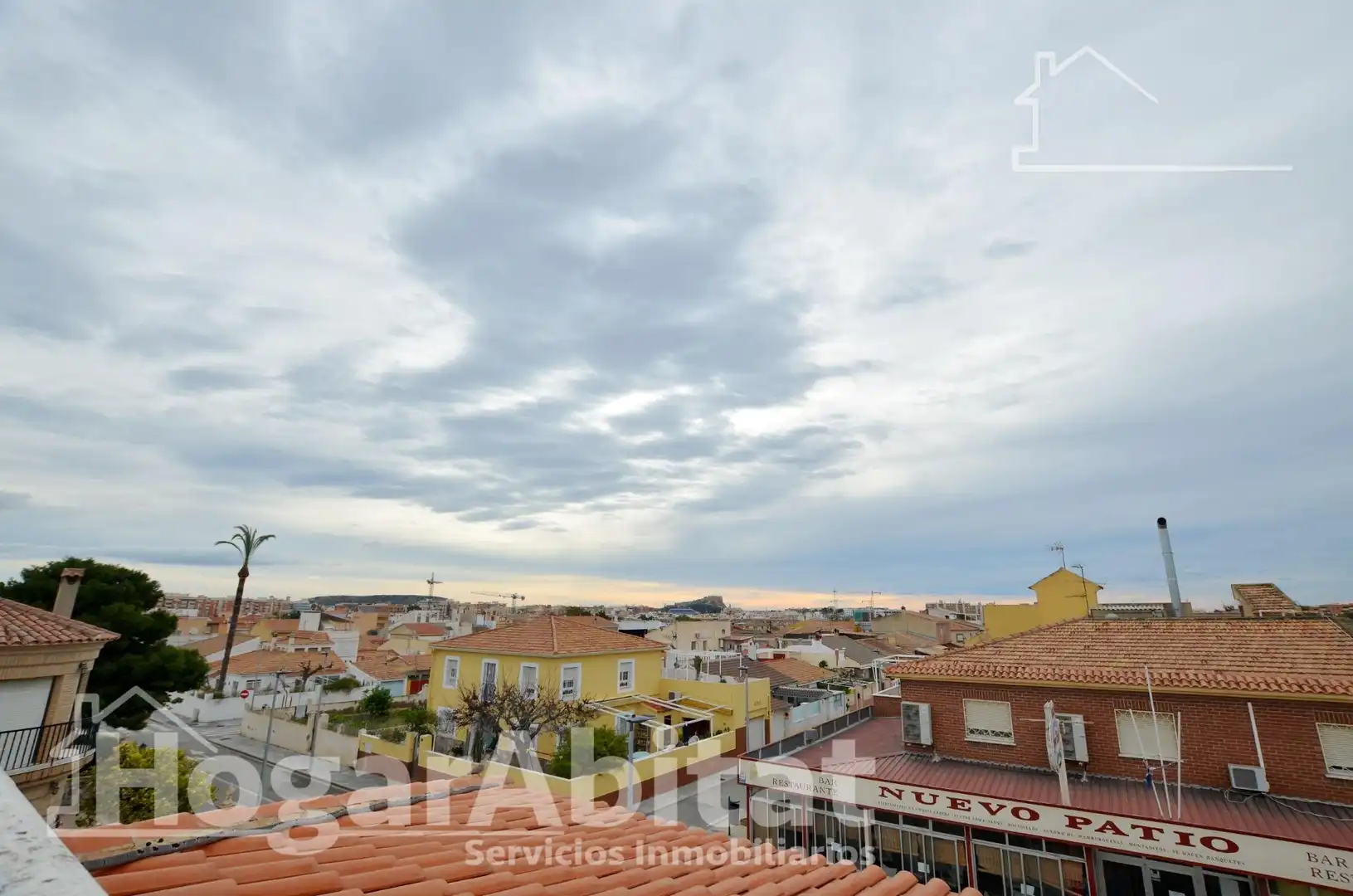 Vista exterior de Casa adosada en venda en Alicante / Alacant amb Aire condicionat, Jardí privat i Terrassa